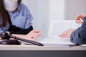 injured truck accident victim talking to a lawyer