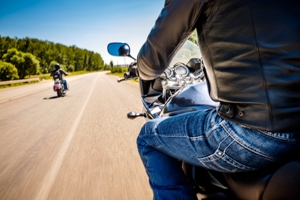 motorcyclist doing illegal lane splitting maneuver in Tennessee
